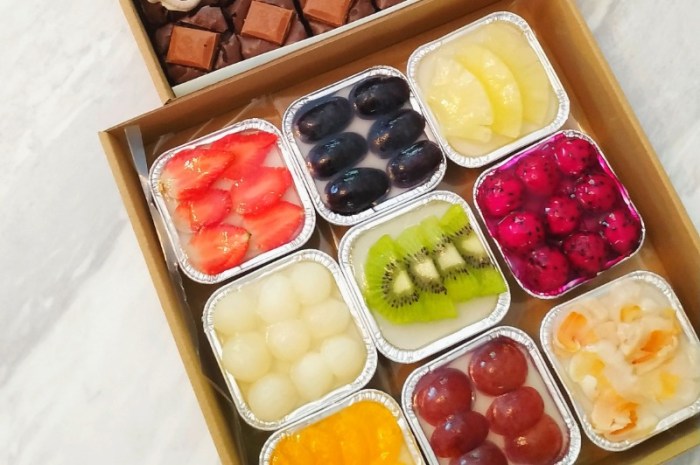Puding Susu dengan Potongan Buah Mini