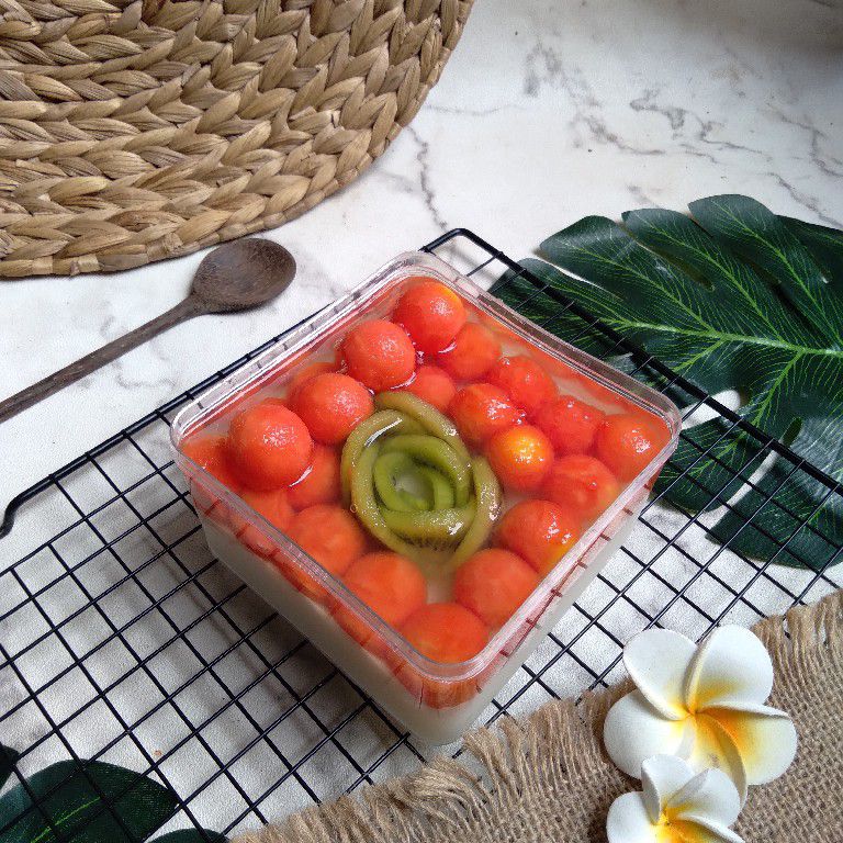 Puding Susu dengan Potongan Buah Mini
